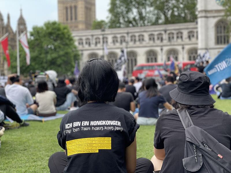 和女儿一同出席集会的徐小姐，对英国首相苏纳克近日的行径感到无奈和愤怒，认为有必要通过集会，向英国政府表达香港人的声音。 （吕熙摄）