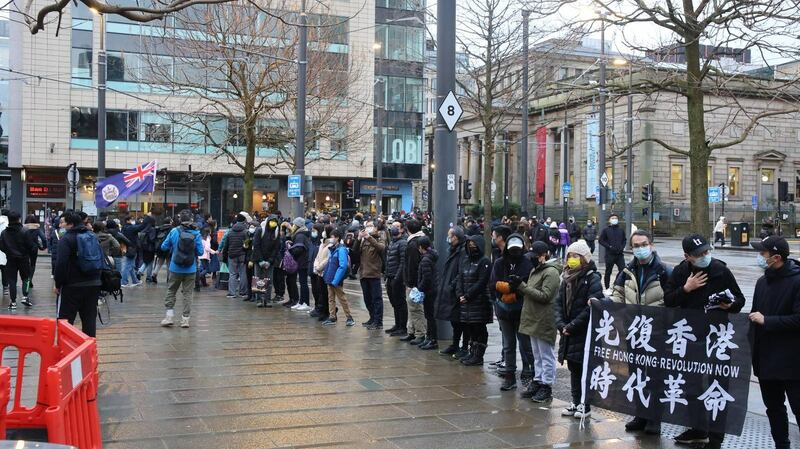 曼彻斯特(Manchester)的港人集会大致秩序良好，到尾段集会人士和两名中国女子发生冲突。(《和你报》Luci提供)