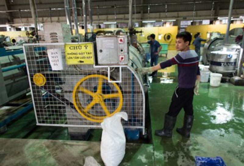 Ảnh minh họa chụp tại một phân xưởng may mặc ở VN hồi tháng 3 năm 2015. AFP PHOTO.