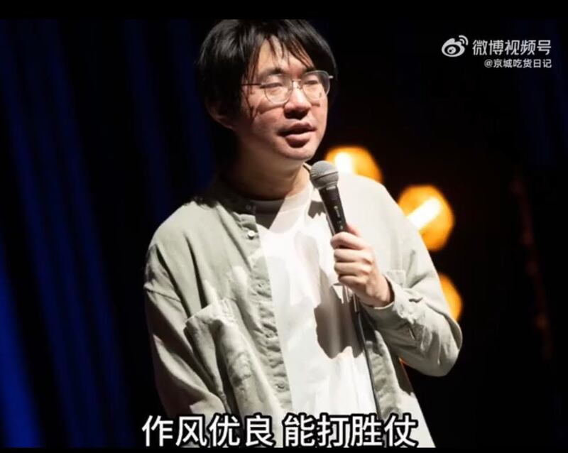 喜剧演员HOUSE在舞台上说他的两条“野狗”追松鼠，联想到"能打胜仗，作风优良"，惹上大祸。（微博/古亭提供）