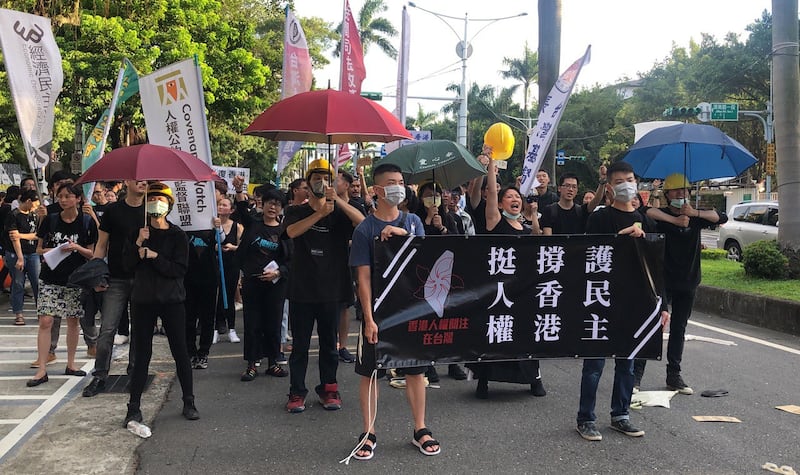 8月4日台北游行约500人穿黑衣声援香港反送中。（记者夏小华摄）