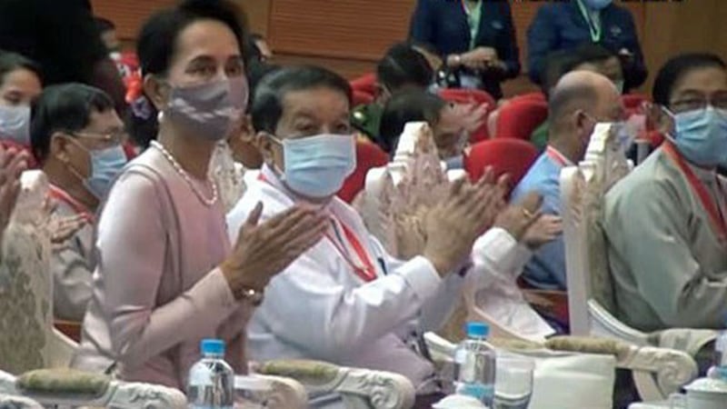 Myanmar State Counselor Aung San Suu Kyi (L) claps during a speech on the final day of the fourth session of the 21st-Century Panglong Conference in Naypyidaw, Aug. 21, 2020.