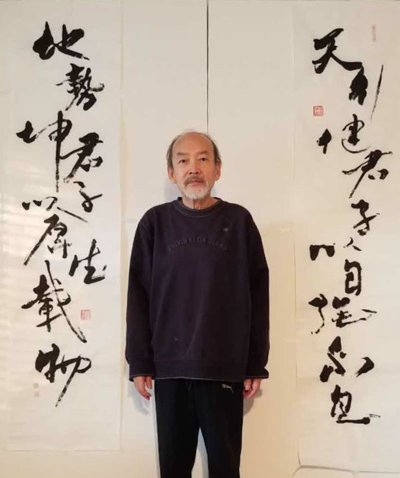 老康秉烛嘉宾王康先生与他的书法。摄于2020年3月20日休士顿“寄庐”。王康提供。