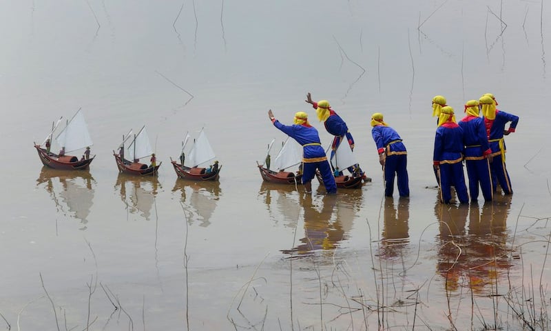 Hình minh hoạ. Ngư dân đảo Lý Sơn (Quảng Ngãi) thả thuyền nhỏ tượng trưng với những người lính giả ra biển trong một lễ tưởng niệm những ngư dân đã được cử ra bảo vệ Hoàng Sa trước kia. 