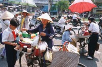 Cảnh buôn bán trước một trường học ở Saigon. AFP photo