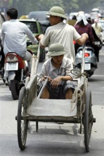 Nông dân mất ruộng lên thành thị làm thuê. AFP