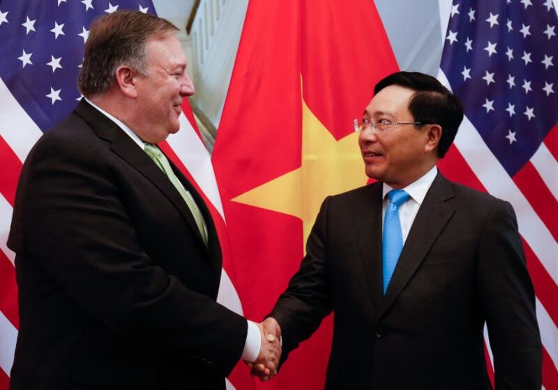 Ảnh minh họa: Ngoại trưởng Mỹ Mike Pompeo (trái) và Ngoại trưởng Việt Nam Phạm Bình Minh, Hà Nội, 9/7/2018.