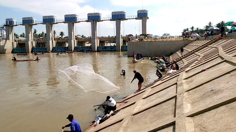 Fishing_at_Sala_Ta_Orn_Hydrodam_Battambang_Bigwave_110722_3.JPG