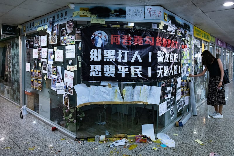 香港元朗21日发生大批白衣人殴打市民的暴力事件后，事前曾与白衣人握手并称对方为“英雄”的立法会议员何君尧成为众矢之的.图为2019年7月22日,香港建制派议员何君尧办公服务处狼藉被砸