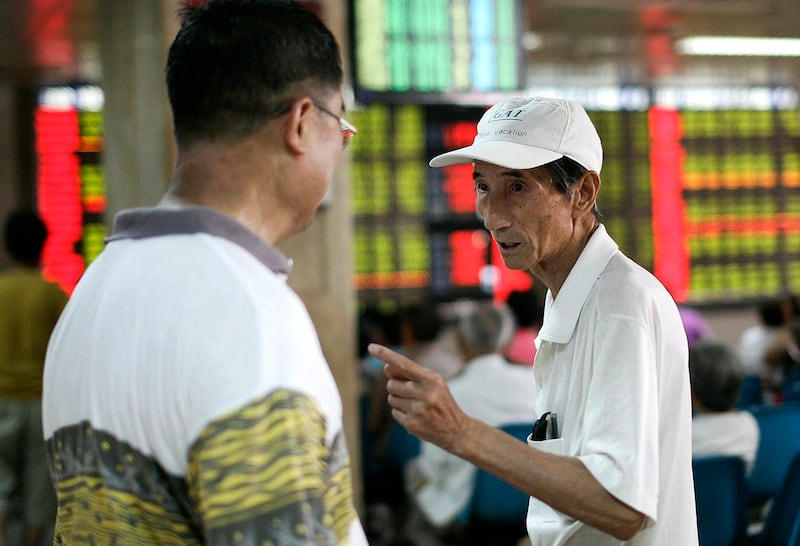 图为上海一家证券公司内的股民。在A股连续上涨的背景下，上市公司股东的减持行动引发市场广泛关注。（美联社图片）