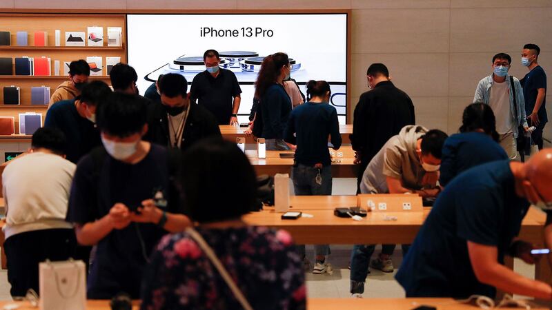 2021 年 9 月 24 日，在北京，新款 Apple iPhone 13 系列上市当天，人们在苹果零售店。