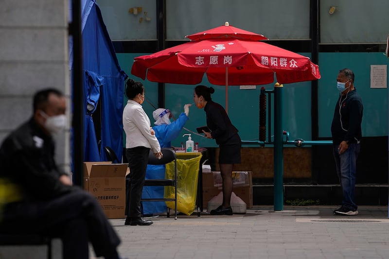 2022 年 5 月 9 日，在北京下令对朝阳区的居民进行第三轮病毒检测。（美联社）