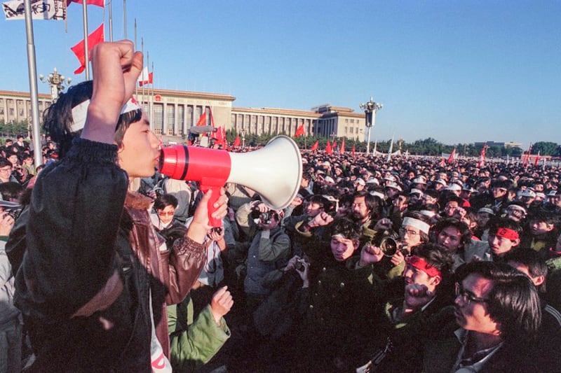 1989年5月14日，五千多名参与绝食抗议的学生和居民聚集天安门广场。（亨丽埃特/法新社）