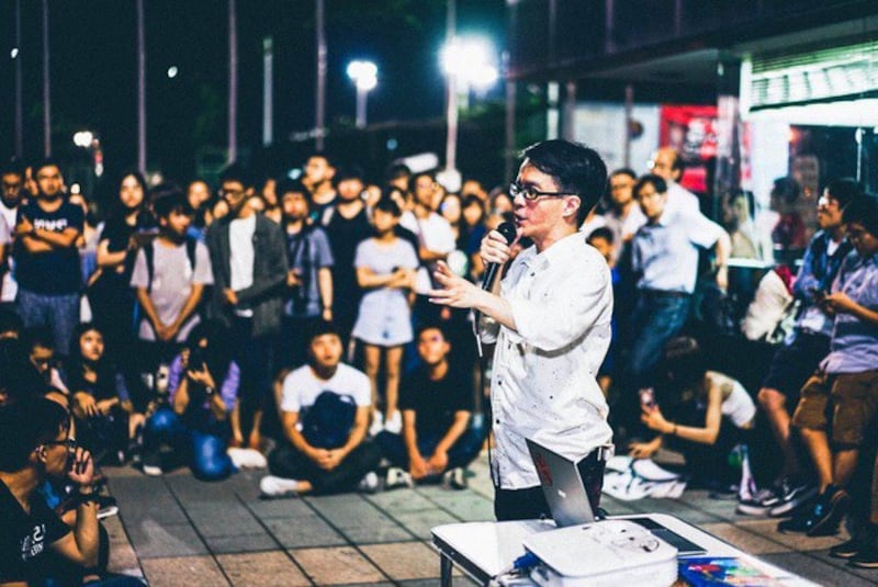 南台湾台南成功大学6月12号晚间举办声援香港反送中晚会，成大教授梁文韬进行短讲（立者）。（摘自成大学生会脸书）