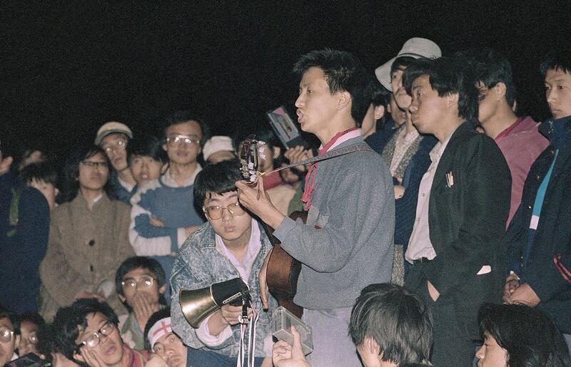 1989年5月25日，北京天安门广场，学生举行即兴音乐会。（美联社）