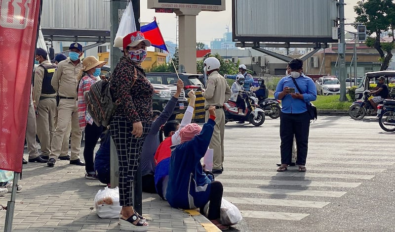 The relatives of CNRP activists on trial at the Phnom Penh Municipal Court continue to protest for their release after police removed them from the front of the building, Dec. 29, 2020.