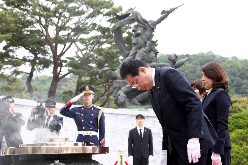 日本首相岸田文雄伉俪7日抵韩进行为期两天一夜访问，首站参拜供奉韩战中牺牲烈士的显忠院。（路透社）