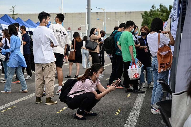 求职者在北京一场招聘会上。（法新社）