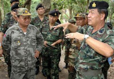 Tướng Chea Morn của Campuchia đang nghe Tướng Vibonsak Niphan Thái Lan thuyết trình về cuộc chạm súng giữa binh sĩ hai bên ở gần Đền Preah Vihear hồi năm 2008