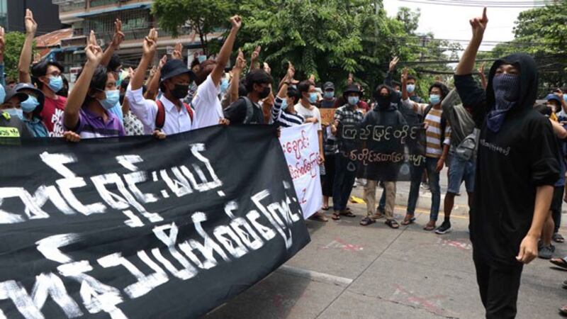 myanmar-protesters-defiance-salute-yangon-apr26-2021.jpg