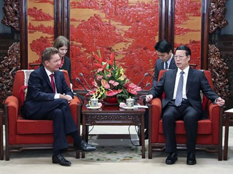 Chinese Vice Premier Zhang Gaoli (R) meets with Russian natural gas company Gazprom CEO Alexei Miller in Beijing, Feb. 15, 2017. 