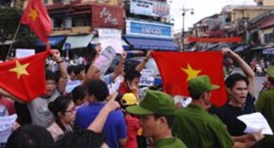 Công an đàn áp người dân biểu tình chống TQ tại Hà Nội hôm 26/6/2011. AFP photo