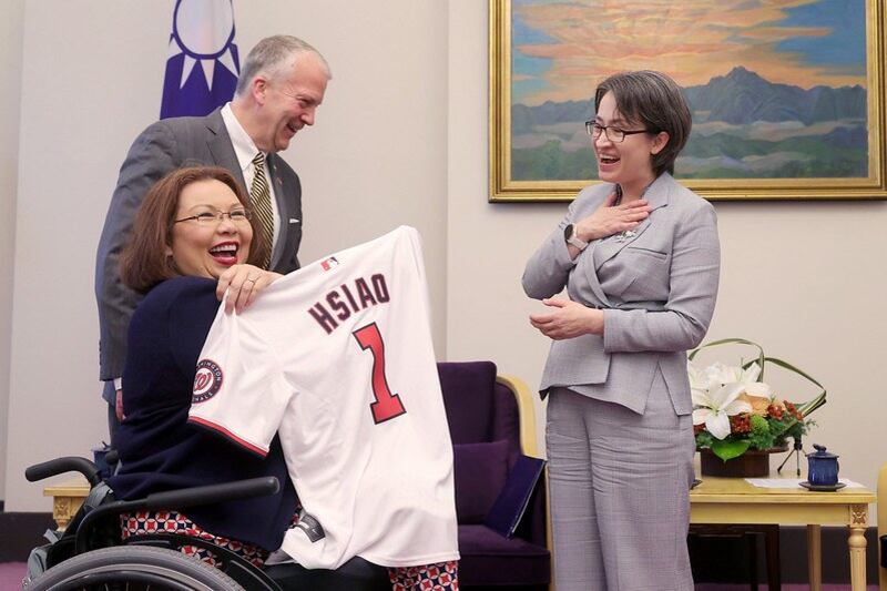 台湾的副总统萧美琴29日接见美国联邦参议员达克沃丝率领的跨党派参议员访问团。（总统府提供）