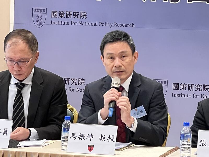 台湾的国防大学中共军事事务研究所教授马振坤分析，中国经济GDP成长率趋缓，军费成长率持续上升，‘强军队优于强民生'，恐步入穷兵黩武。(记者 黄春梅摄)