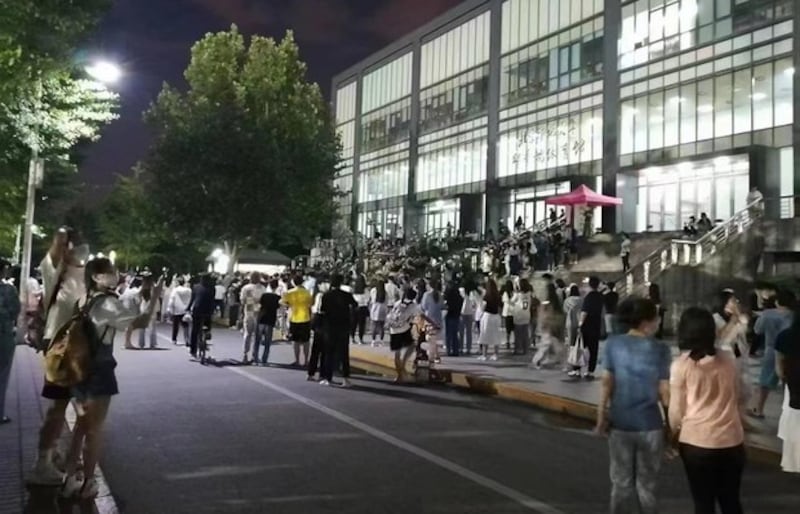 A scene of students at Beijing Normal University rallying against restrictions on their movements under the Chinese Communist Party's zero-COVID policy, May 24, 2022. Credit: Participants.