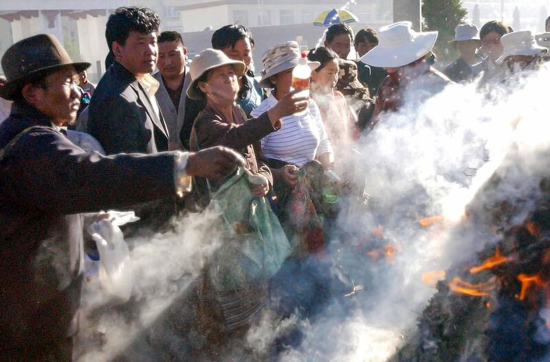 Buddhist followers make smoke offerings at the Jokhang temple in Lhasa, capital of southwest China's Tibet Autonomous Region, in a file photo.