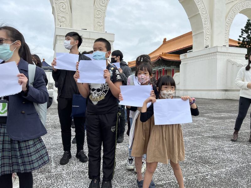 青年学生甚至是小学生举白纸声援。(记者 黄春梅摄)