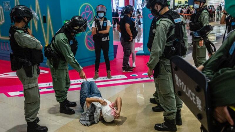 香港警察在一商场内执法，一位民众倒地。(资料照，法新社)