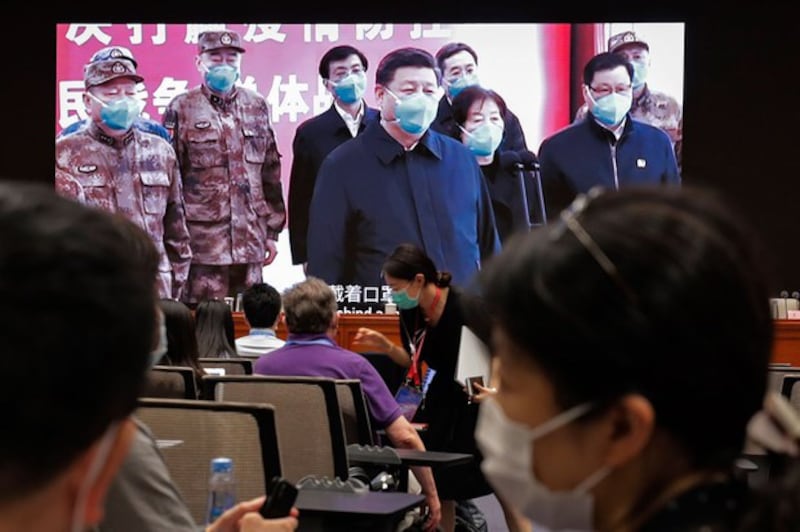 2020年6月7日，记者在屏幕旁，屏幕上显示习近平通过视频在湖北省武汉火神山医院指挥中心与患者和医务人员进行视频对话。（AP）