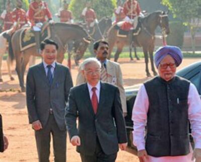 Thủ tướng Ấn Độ Manmohan Singh (phải) tiếp đón Tổng bí thư Đảng Cộng sản Việt Nam Nguyễn Phú Trọng khi ông đến thăm Ấn Độ, 20/11/13