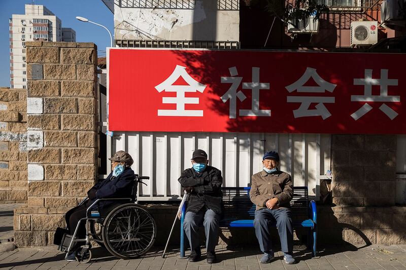 坐在北京街头的老年人（路透社）