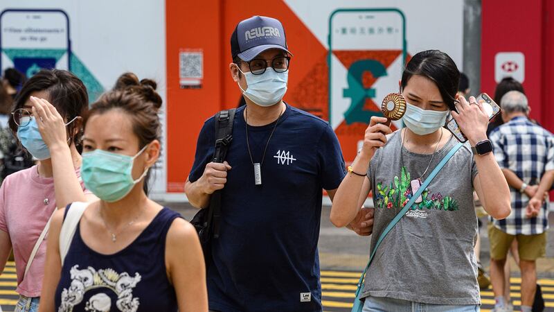 中大香港亚太研究所亦发现香港作为“宜居城市”的评分持续下跌，平均分数为49.6分，较2019年9月同类调查（54.4分）显著下降、也是自2017年开始相关调查以来的新低。图为，2020年7月20日，行人在香港街道上行走。（AFP）