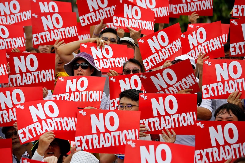 2019年6月9日，香港民间人权阵线举行反对修订《逃犯条例》的大游行，示威群众手持着“不要引渡”口号。（美联社） 