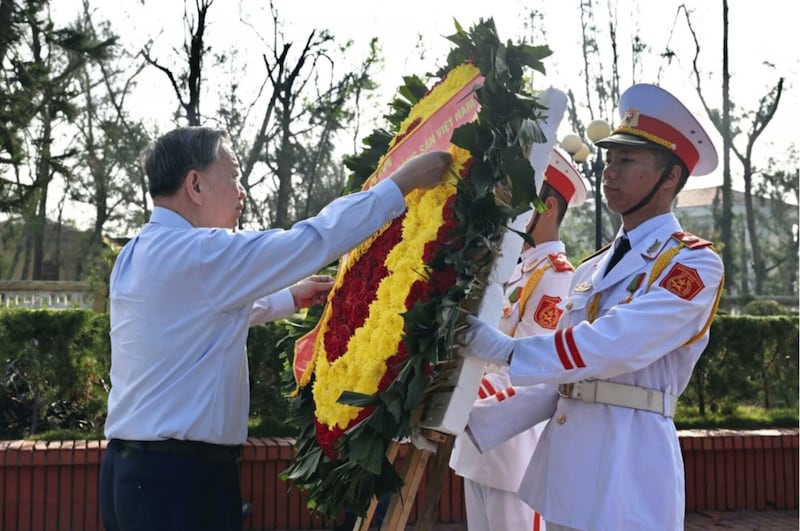 Tổng bí thư Tô Lâm đặt vòng hoa tại Đài tưởng niệm liệt sĩ đảo Bạch Long Vĩ hôm 14/11/2024