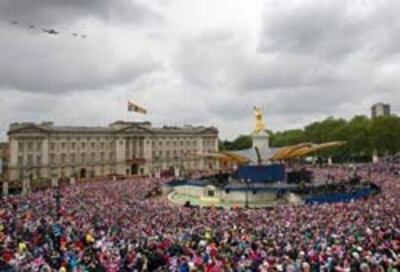 Bên ngoài Cung điện Buckingham trong ngày Lễ Kim Cương hôm 05/6/2012. AFP photo