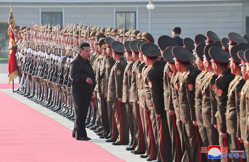 2024年10月18日，朝鲜领导人金正恩视察朝鲜陆军第二军团总部。（KCNA via Reuters）