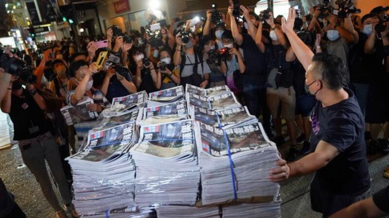 香港《苹果日报》停刊，香港人感叹，一个月之内，他们失去了维园烛光晚会、《苹果日报》、和七一游行。(路透)