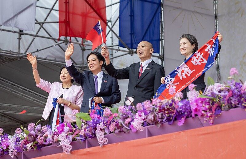 赖清德伉俪与台湾的副总统萧美琴(右一)、及立法院长韩国瑜(右二)向民众挥手致意。(台湾的总统府提供)