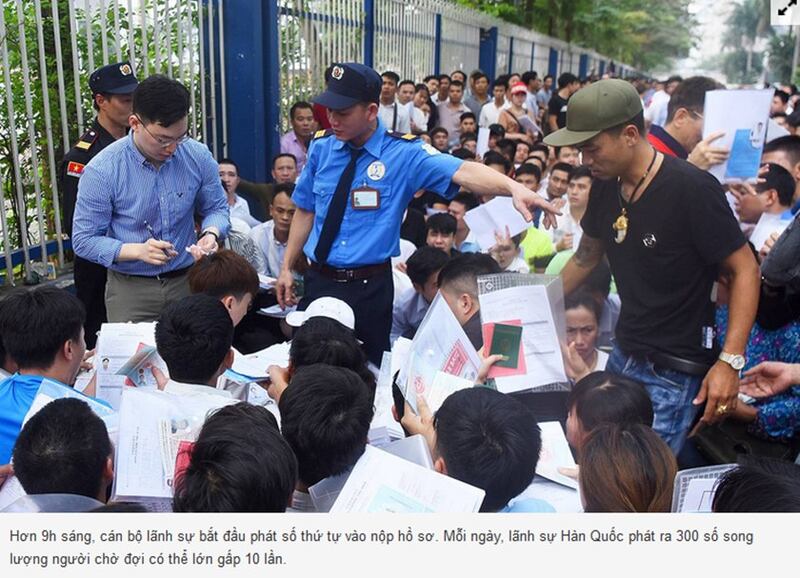 Hàng ngàn người Việt, trong những ngày đầu tháng 4/2019 xếp hàng bên ngoài văn phòng Lãnh sự Hàn Quốc để xin visa. 