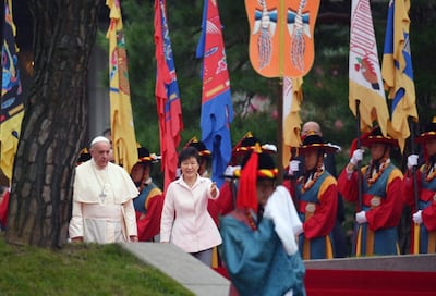 Tổng thống Hàn Quốc Park Geun-Hye (giữa) tiếp đón Đức Giáo Hoàng Phan xi cô (trái) trong buổi lễ chào đón tại Nhà Xanh của tổng thống tại Seoul vào ngày 14 tháng 8, năm 2014 .