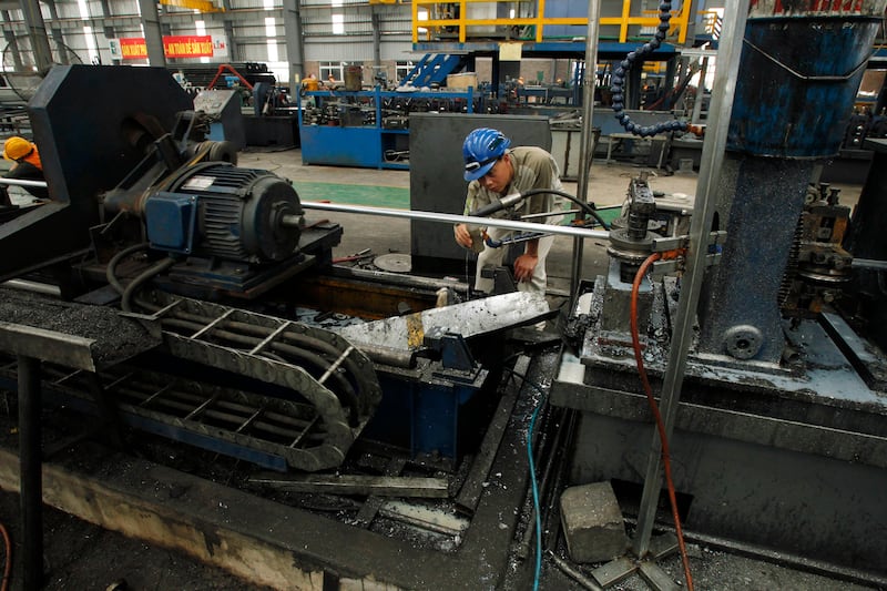 A man works at a steel factory in Que Vo district, outside Hanoi May 20, 2011. Vietnam's economy could grow 5.3 percent this year with annual inflation of 16.9 percent, the Vietnam Central Institute for Economic Management forecasted. REUTERS/Kham (VIETNAM - Tags: BUSINESS EMPLOYMENT)