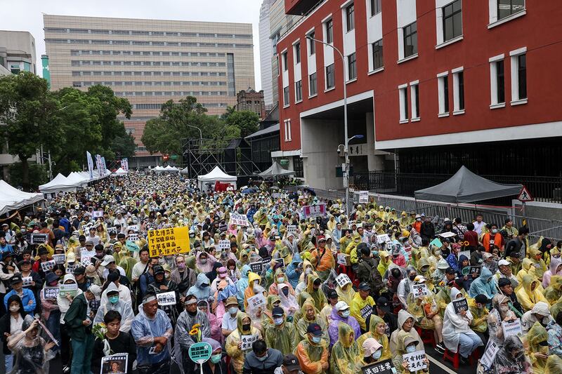 2024年5月28日，台湾民众聚集在台北的立法院外表达自己的政治意愿。（法新社）