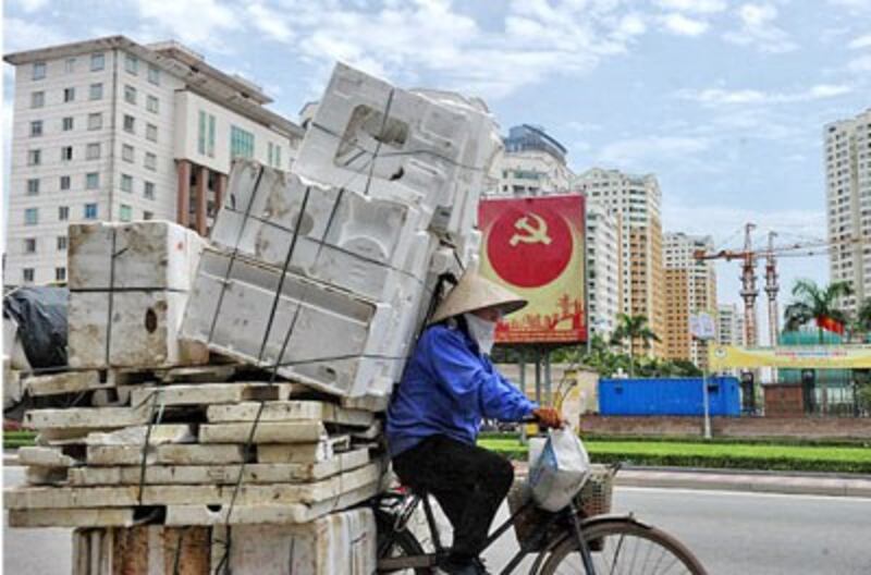 Nghề mua bán ve chai, đồ phế thải cũng rất thịnh hành vì số người thất nghiệp ngày một nhiều. AFP