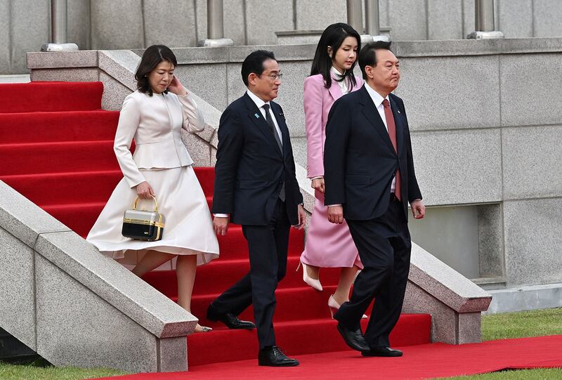 日本首相岸田文雄（左）7日回访韩国，韩国总统尹锡悦（右）接待。（路透社）