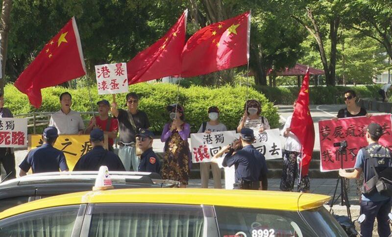 2019年9月3日，黄之锋等三人拜会民进党，统派爱国同心会闹场。（记者 李宗翰摄）