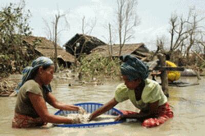 2 phụ nữ Miến đang vo gạo trong trận lụt ngày 8 tháng 5 năm 2008. AFP photo.